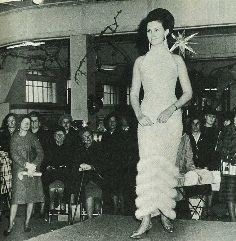 Miss New Zealand in Town - Gisborne Photo News - No 148 : October 5, 1966